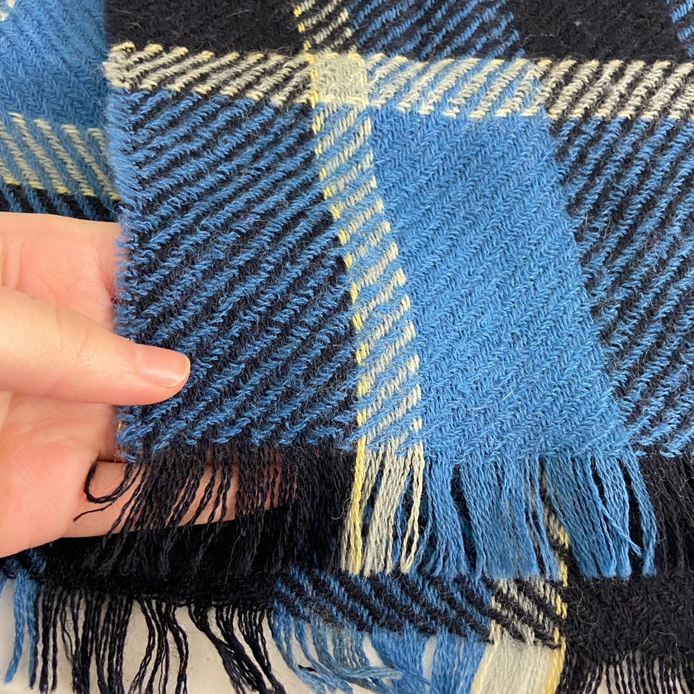 NWOT Women’s navy blue yellow checkered‎ plaid fringe fashion warm winter scarf - Picture 2 of 3